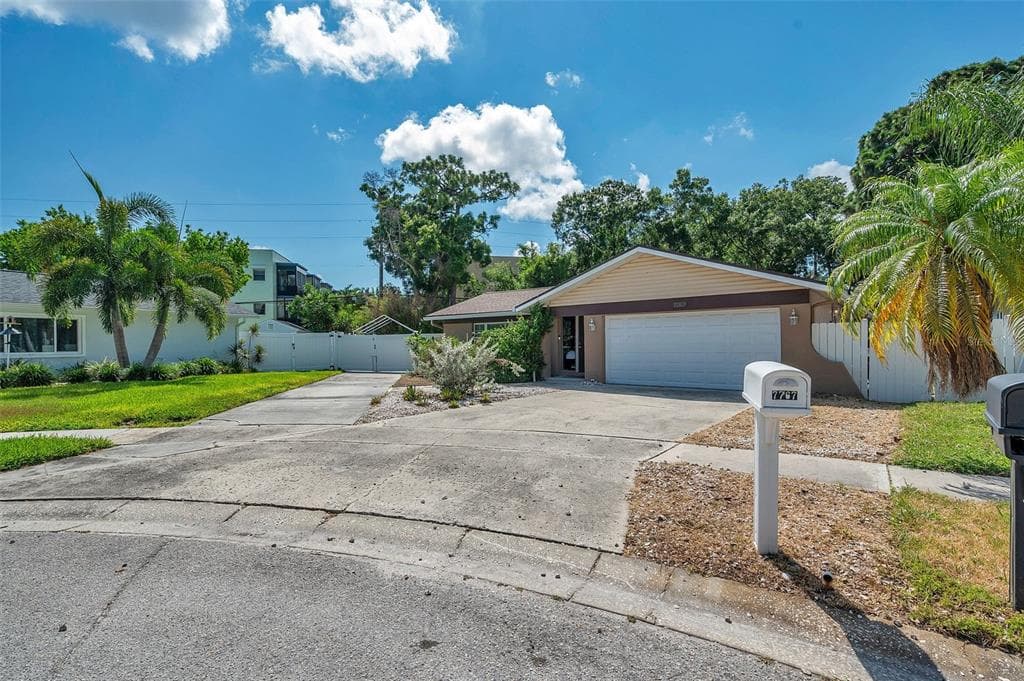 7767 HASTING COURT ST PETERSBURG, FL 33709
