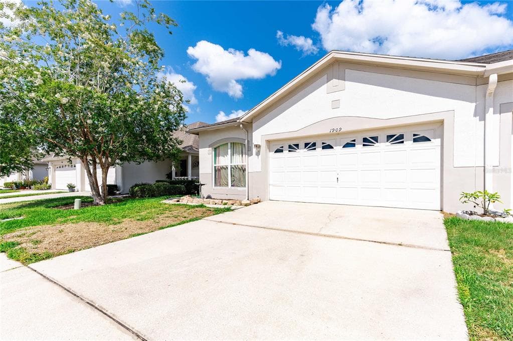 1909 RAVENRIDGE STREET WESLEY CHAPEL, FL 33543