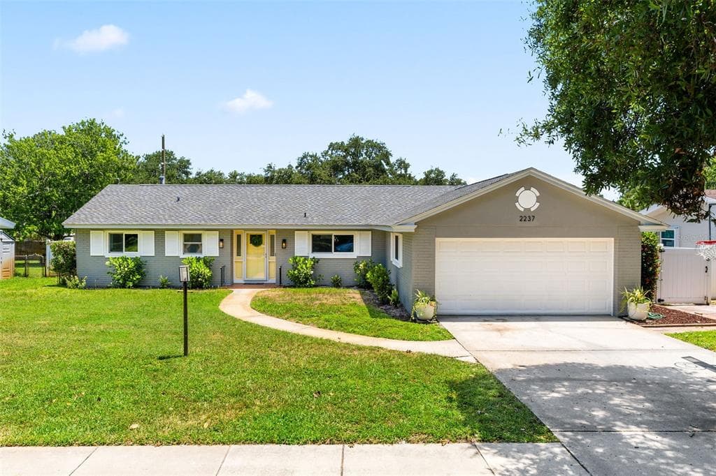 2237 GLENMOOR ROAD S