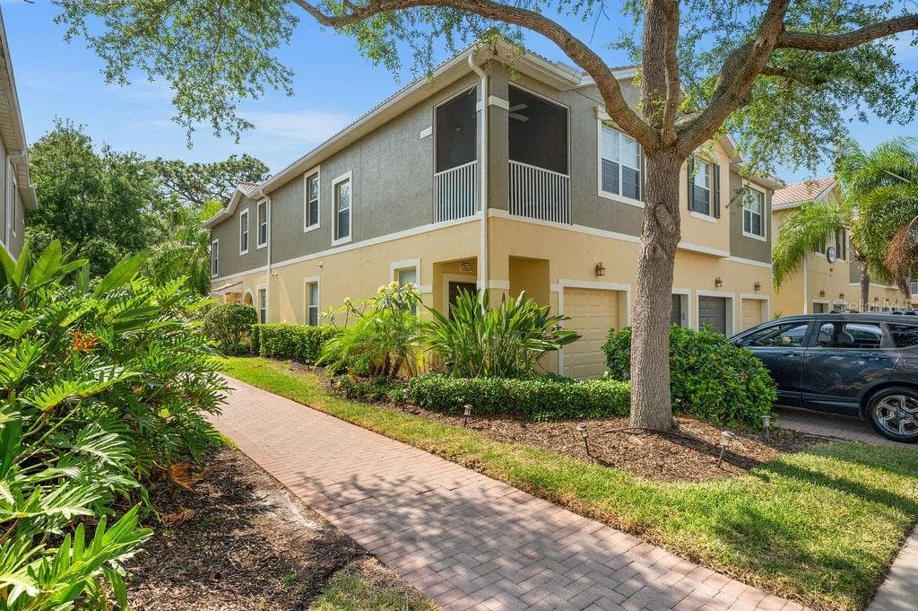 7831 LIMESTONE LANE UNIT 11-201 SARASOTA, FL 34233