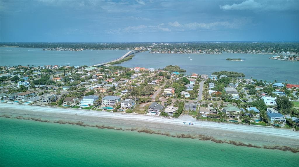 104 6TH STREET BELLEAIR BEACH, FL 33786