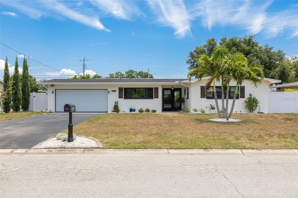 8371 RIDGEWOOD CIRCLE SEMINOLE, FL 33772