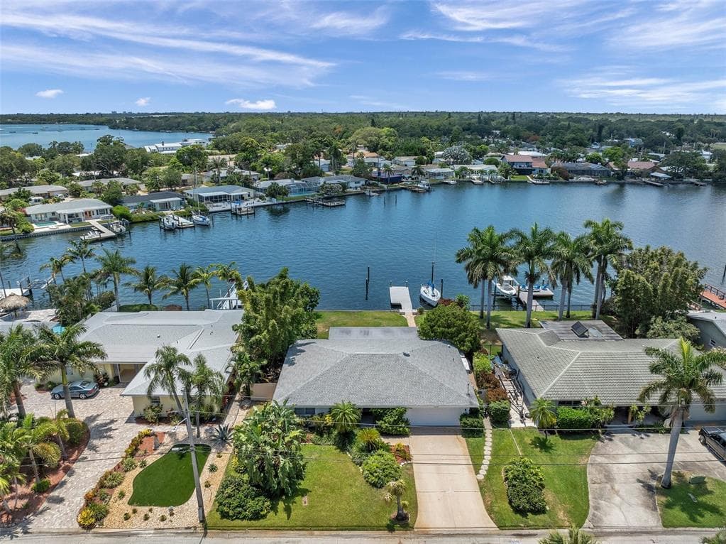 2445 W BAY ISLE DRIVE SE ST PETERSBURG, FL 33705