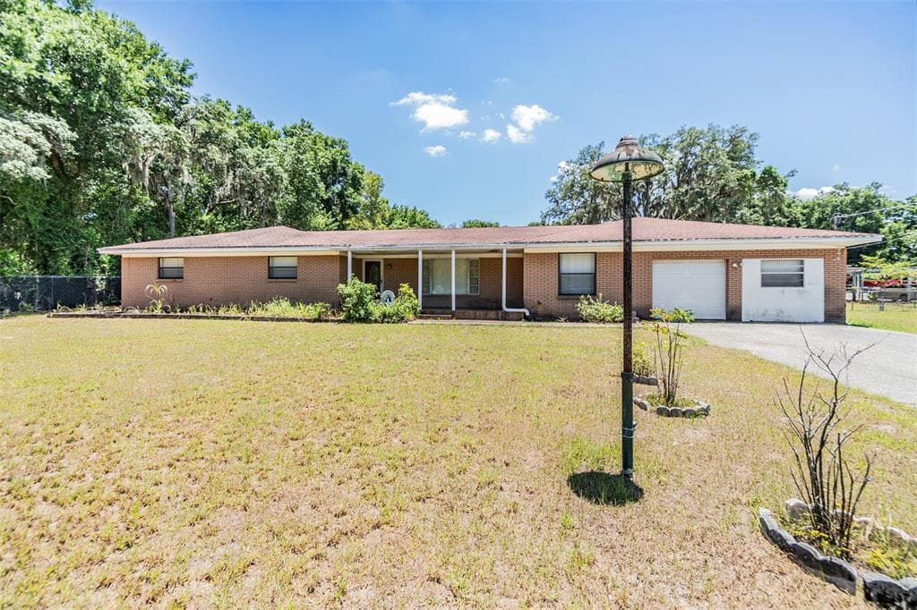3813 AMBER ROAD VALRICO, FL 33594
