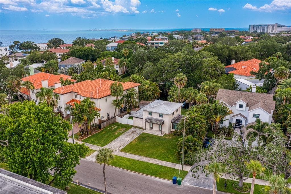 423 S ROYAL POINCIANA DRIVE TAMPA, FL 33609