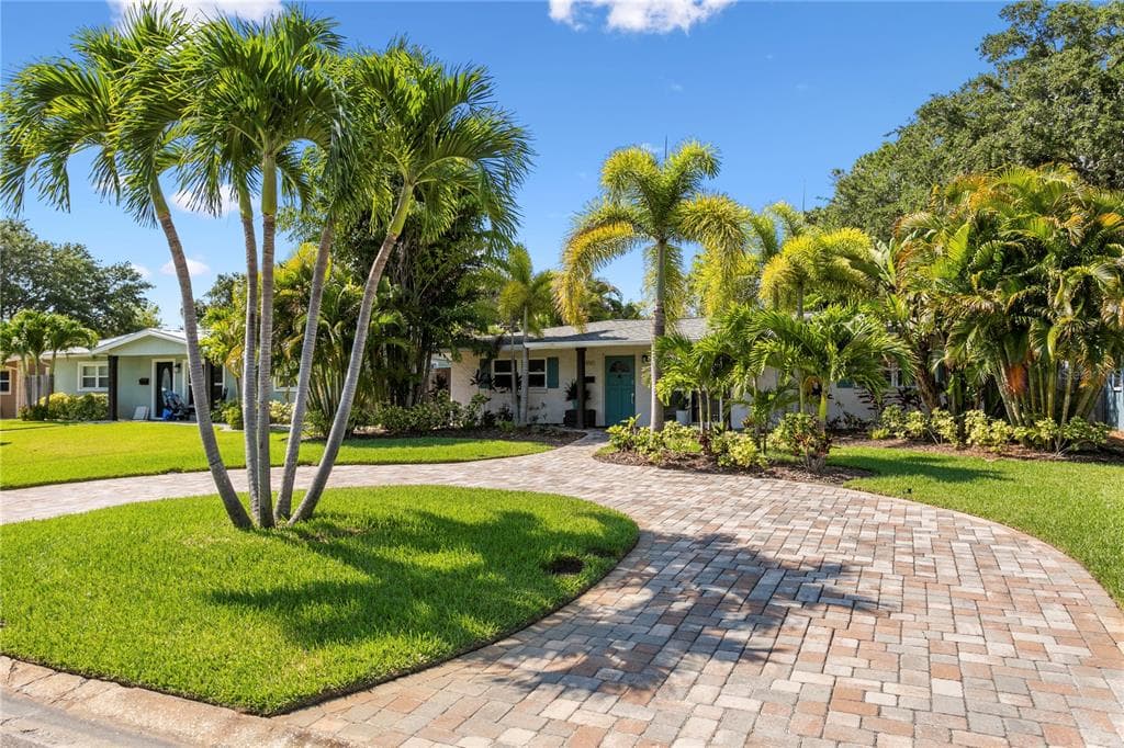 450 42ND AVENUE NE ST PETERSBURG, FL 33703
