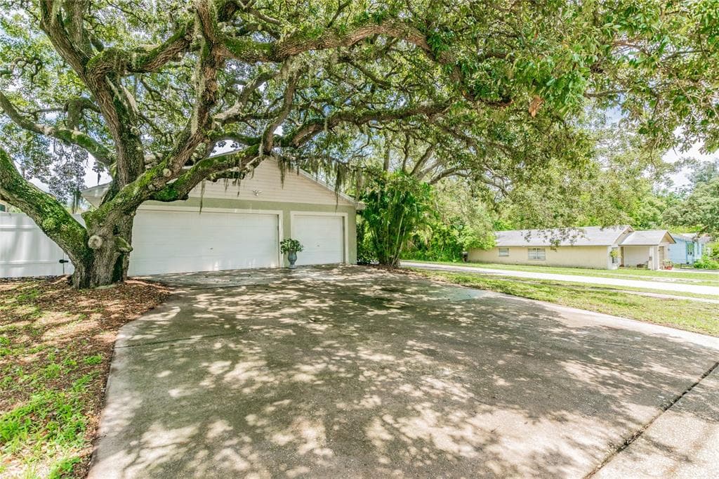 143 SUWANNEE AVENUE TARPON SPRINGS, FL 34689