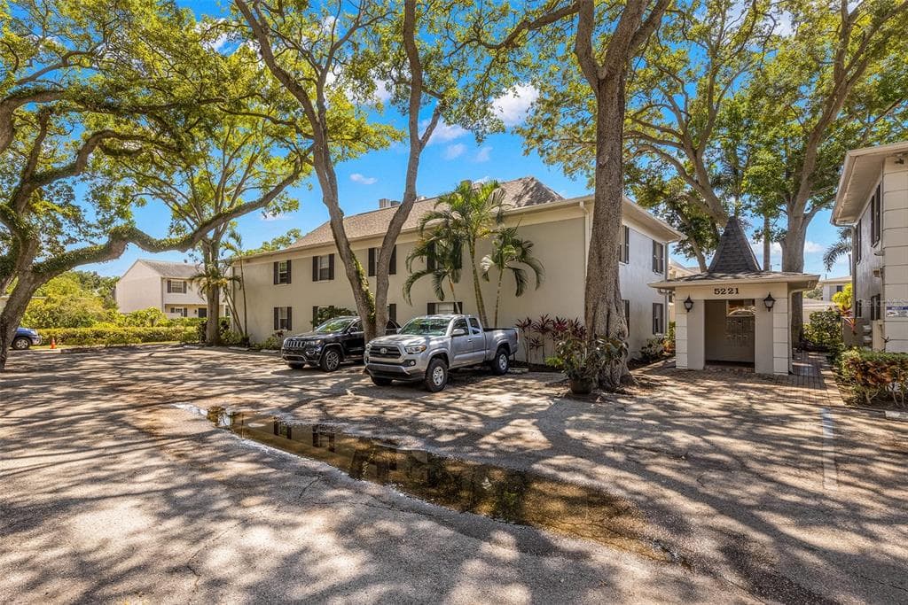 5221 BAYSHORE BOULEVARD UNIT 42 TAMPA, FL 33611