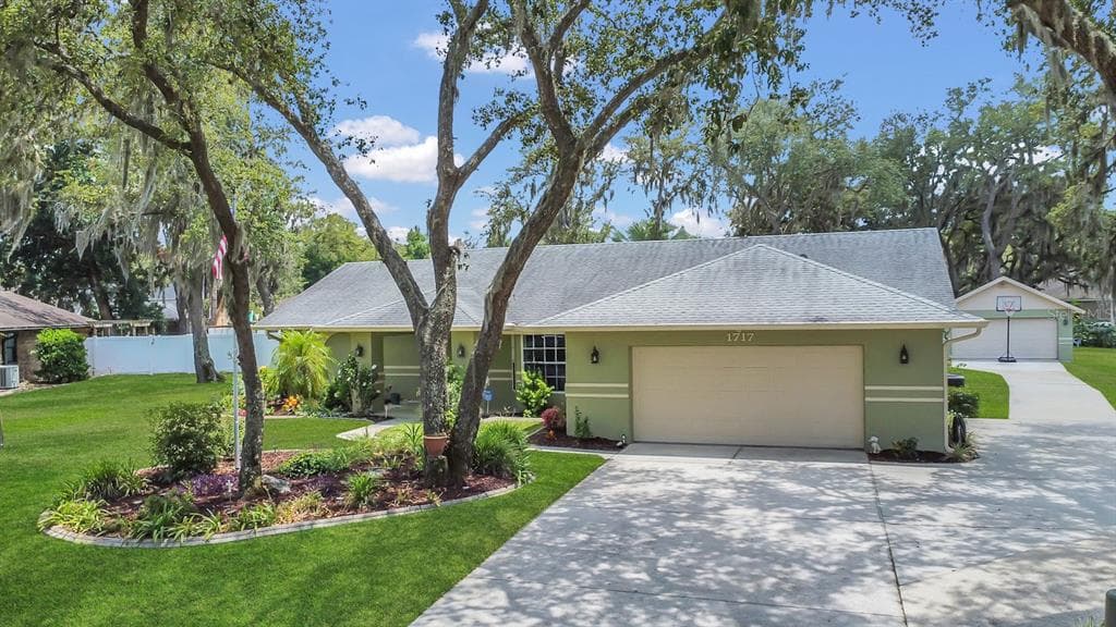 1717 LADY BOWERS TRAIL LAKELAND, FL 33809