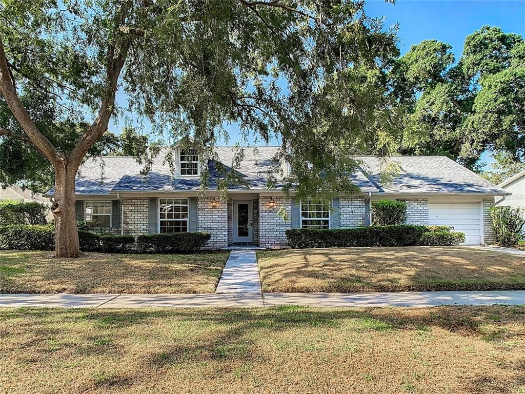 2541 LAKE ELLEN CIRCLE TAMPA, FL 33618