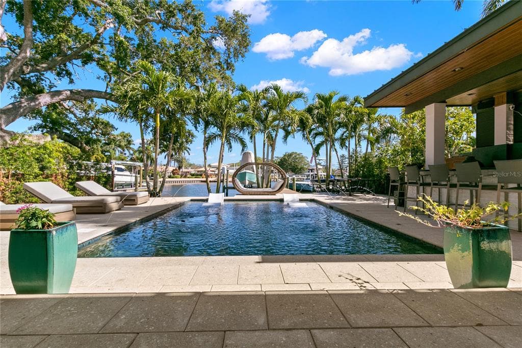 3327 OVERLOOK DRIVE NE ST PETERSBURG, FL 33703