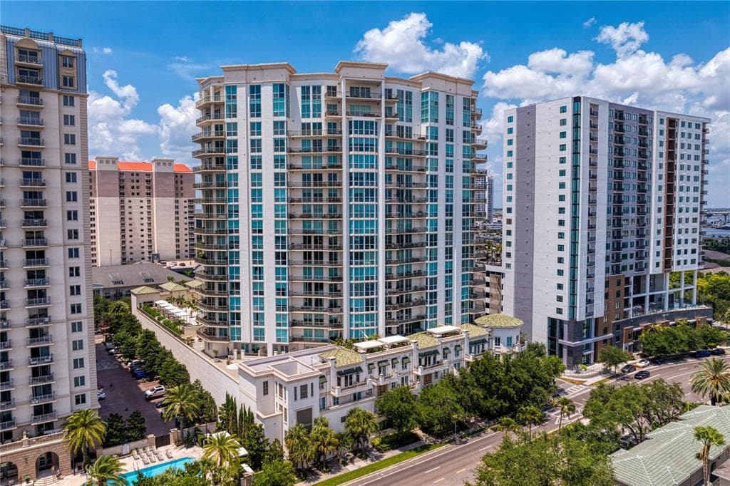450 KNIGHTS RUN AVENUE UNIT 1704 TAMPA, FL 33602