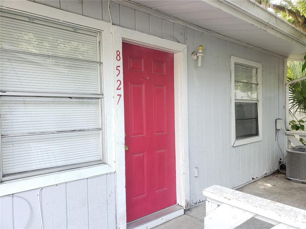 8527 CHANNELVIEW CIRCLE TAMPA, FL 33614
