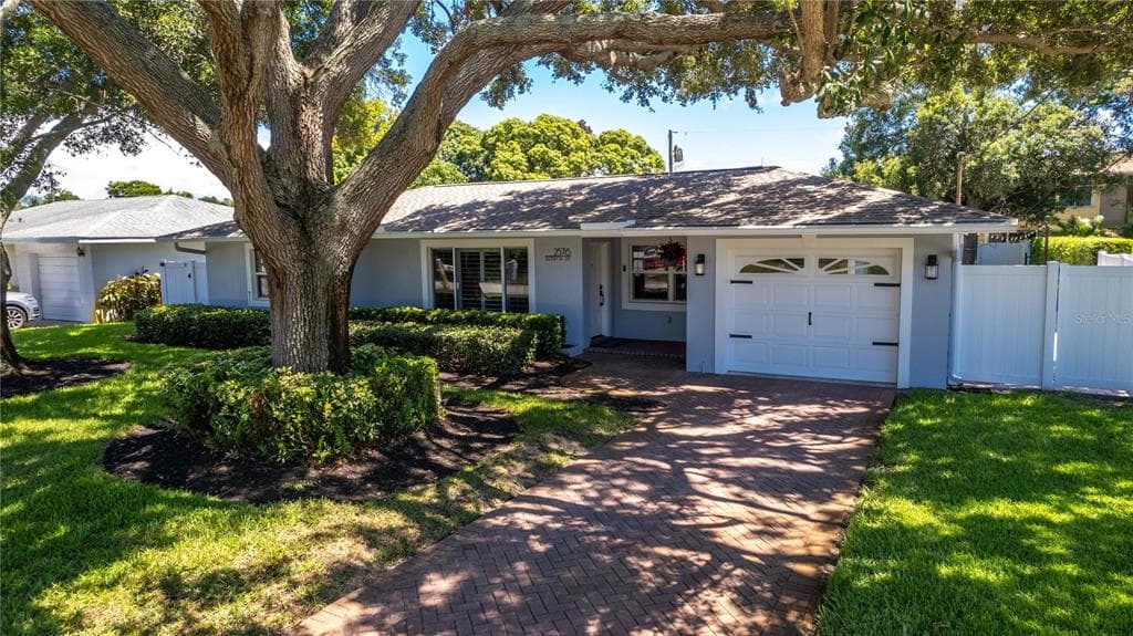 2576 RENATTA DRIVE BELLEAIR BLUFFS, FL 33770