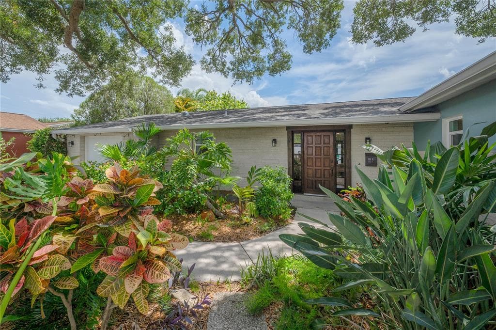 8404 FLAGSTONE DRIVE TAMPA, FL 33615