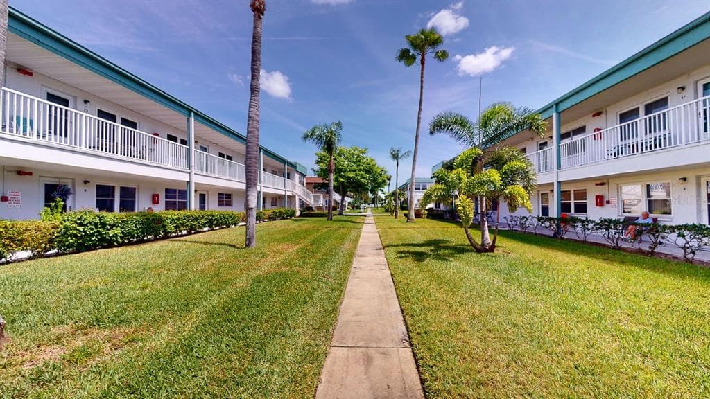 5216 81ST STREET N UNIT 5 ST PETERSBURG, FL 33709