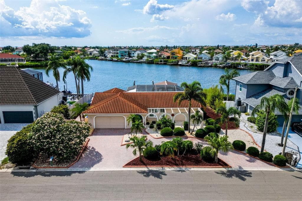 809 CHIPAWAY DRIVE APOLLO BEACH, FL 33572