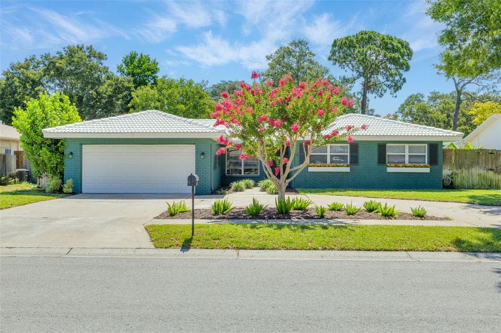 8693 PINETREE DRIVE E SEMINOLE, FL 33772