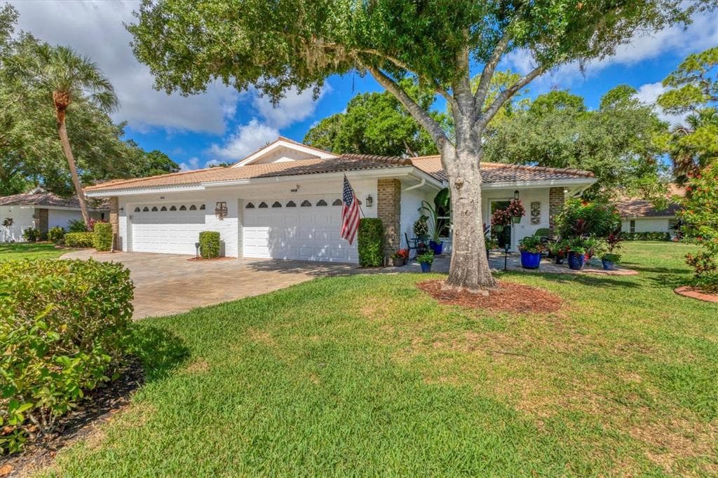 5728 GARDEN LAKES DRIVE BRADENTON, FL 34203