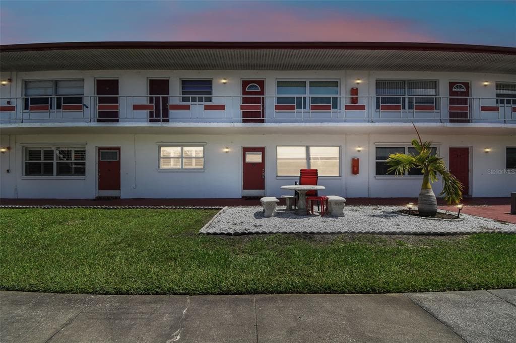 1950 58TH AVENUE N UNIT 8 ST PETERSBURG, FL 33714