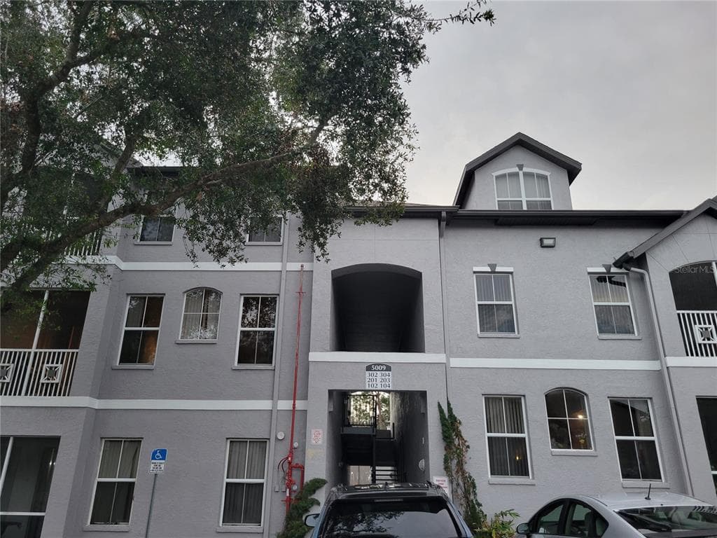 5009 SUNRIDGE PALMS DRIVE UNIT 104 TAMPA, FL 33617