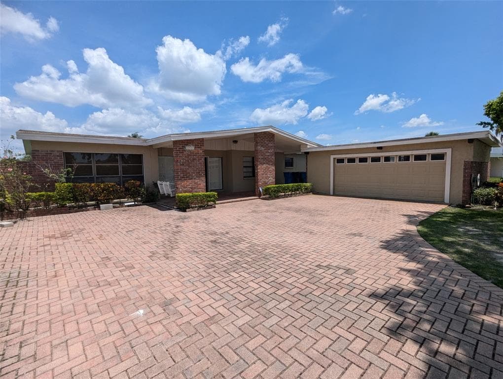 3931 E EDEN ROC CIRCLE TAMPA, FL 33634