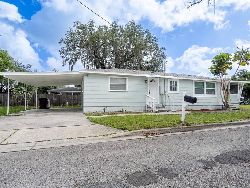 1303 KING ST KISSIMMEE, FL 34741