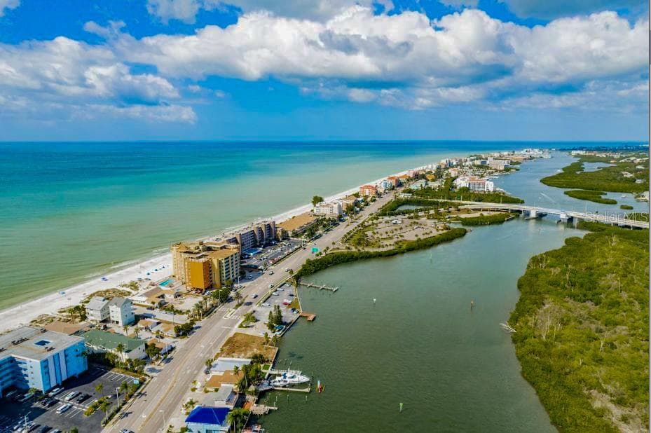 18650 GULF BOULEVARD UNIT 305 INDIAN SHORES, FL 33785