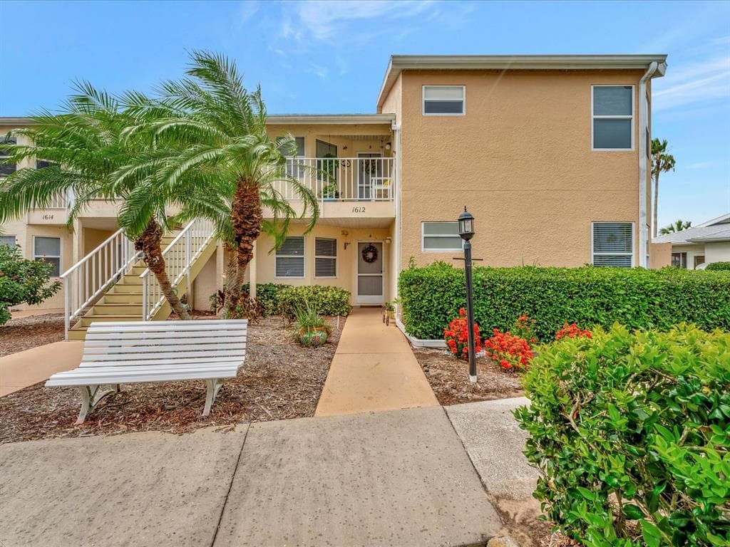 1612 FAIRWAY TRACE UNIT A PALMETTO, FL 34221