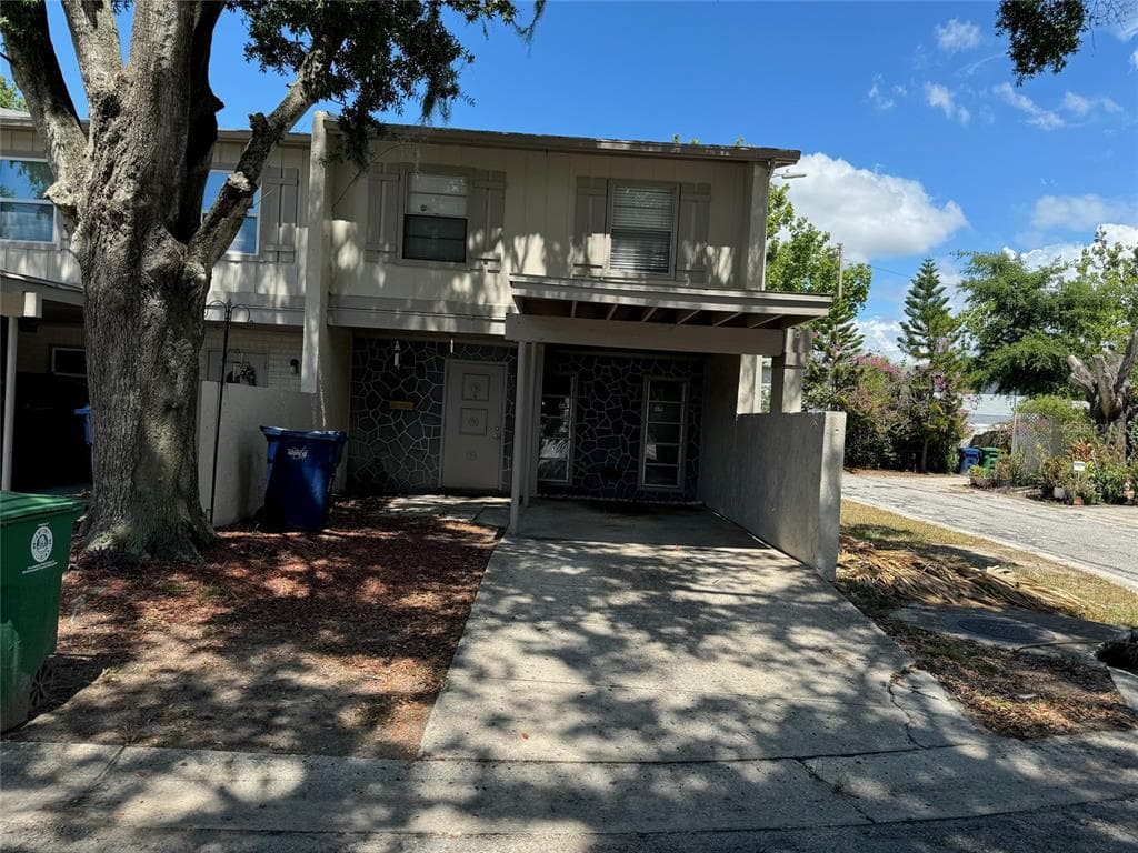 5254 TENNIS COURT CIRCLE UNIT 10 TAMPA, FL 33617