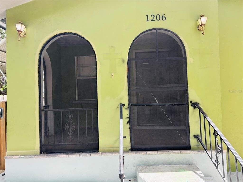 1206 E OSBORNE AVENUE TAMPA, FL 33603