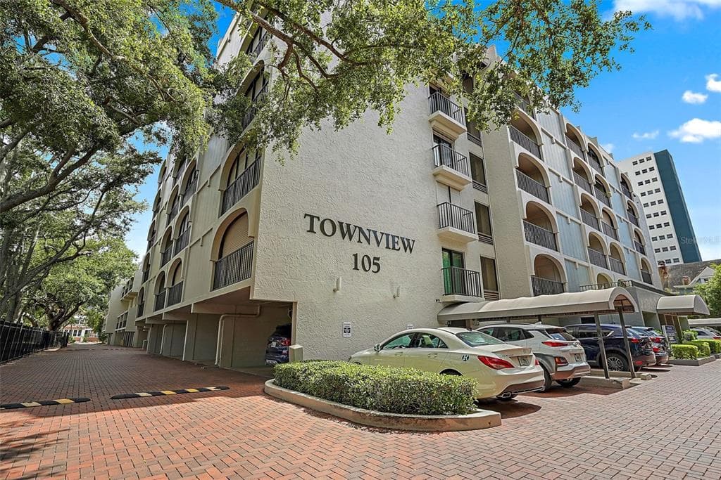 105 4TH AVENUE NE UNIT 403 ST PETERSBURG, FL 33701