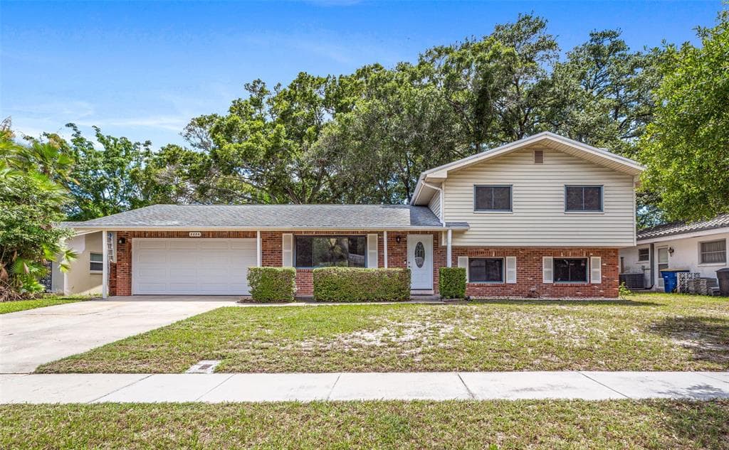 2224 HENNESEN DRIVE CLEARWATER, FL 33764