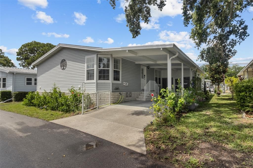 585 SKY HARBOR DRIVE UNIT 220 CLEARWATER, FL 33759