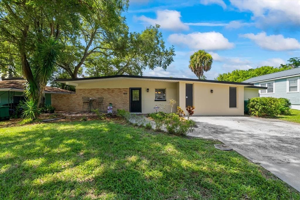 1538 W RIVER LANE