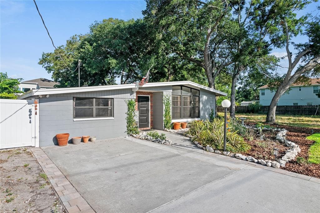 2407 S LOIS AVENUE TAMPA, FL 33629