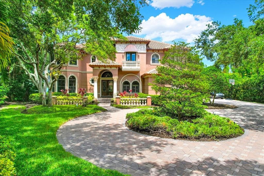 8582 LAUREL DRIVE N PINELLAS PARK, FL 33782