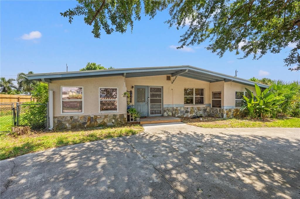 170 POINSETTIA CIRCLE NE PORT CHARLOTTE, FL 33952