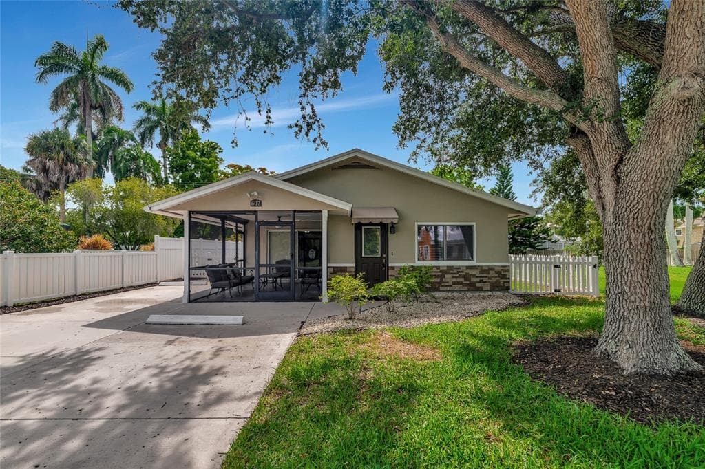 607 84TH STREET NW BRADENTON, FL 34209