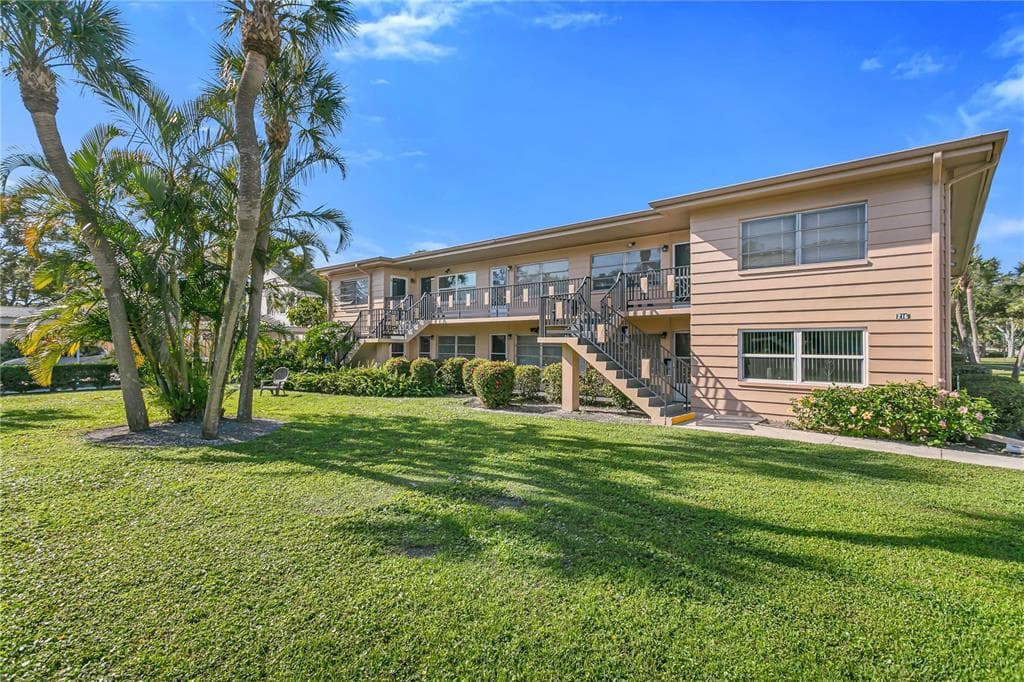 216 36TH AVENUE N UNIT 202B ST PETERSBURG, FL 33704