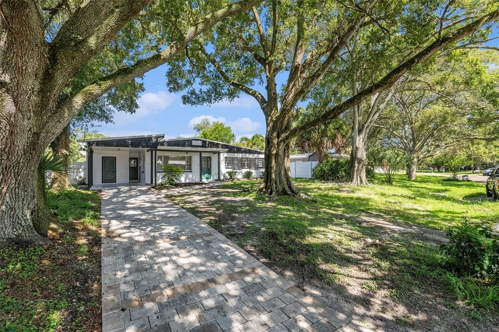 10228 N FLEETWOOD DRIVE TAMPA, FL 33612