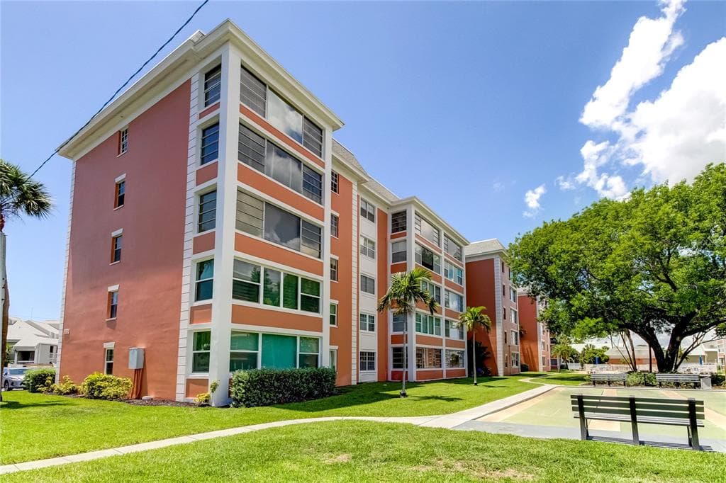 6960 20TH AVENUE N UNIT 404 ST PETERSBURG, FL 33710