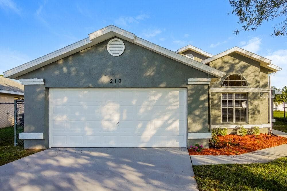 210 PELICAN COURT KISSIMMEE, FL 34743