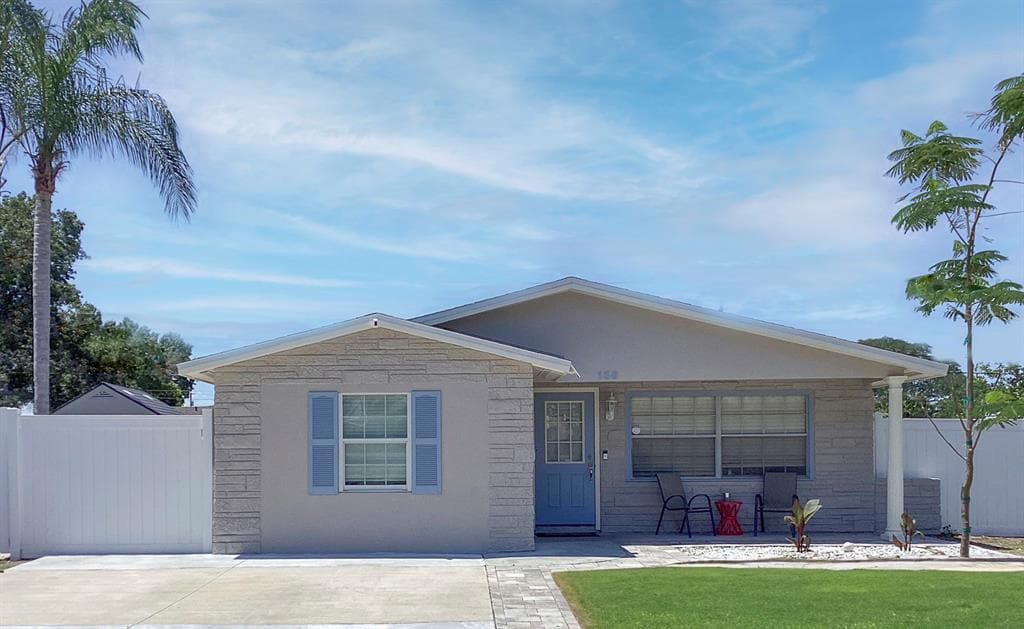 136 80TH AVENUE N ST PETERSBURG, FL 33702