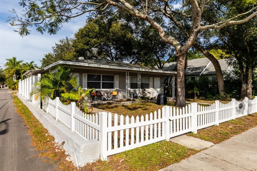 863 24TH AVENUE N ST PETERSBURG, FL 33704