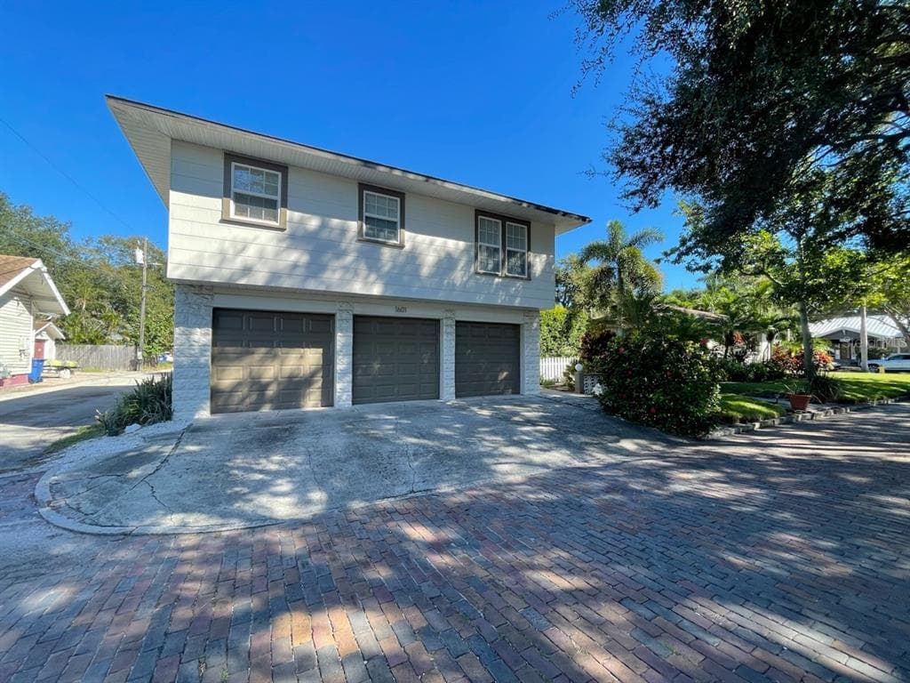 1601 11 STREET N ST PETERSBURG, FL 33704