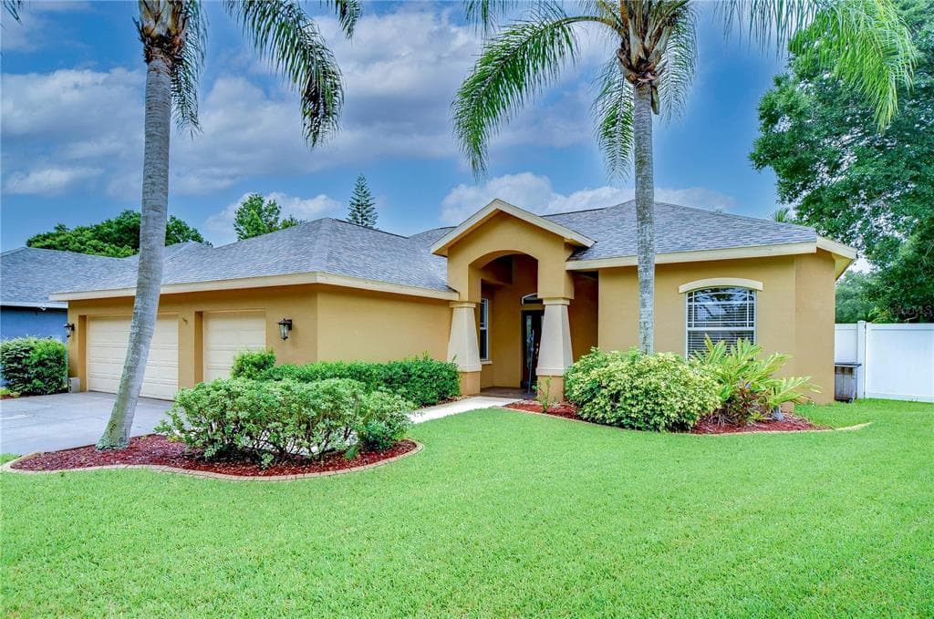 1126 LUMSDEN TRACE CIRCLE VALRICO, FL 33594