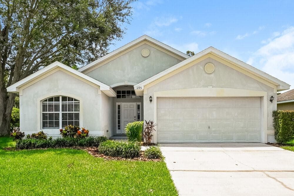 1195 LAKE PLACE COURT LAKELAND, FL 33805