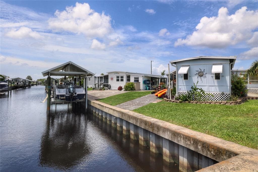126 S SAINT THOMAS CIRCLE APOLLO BEACH, FL 33572