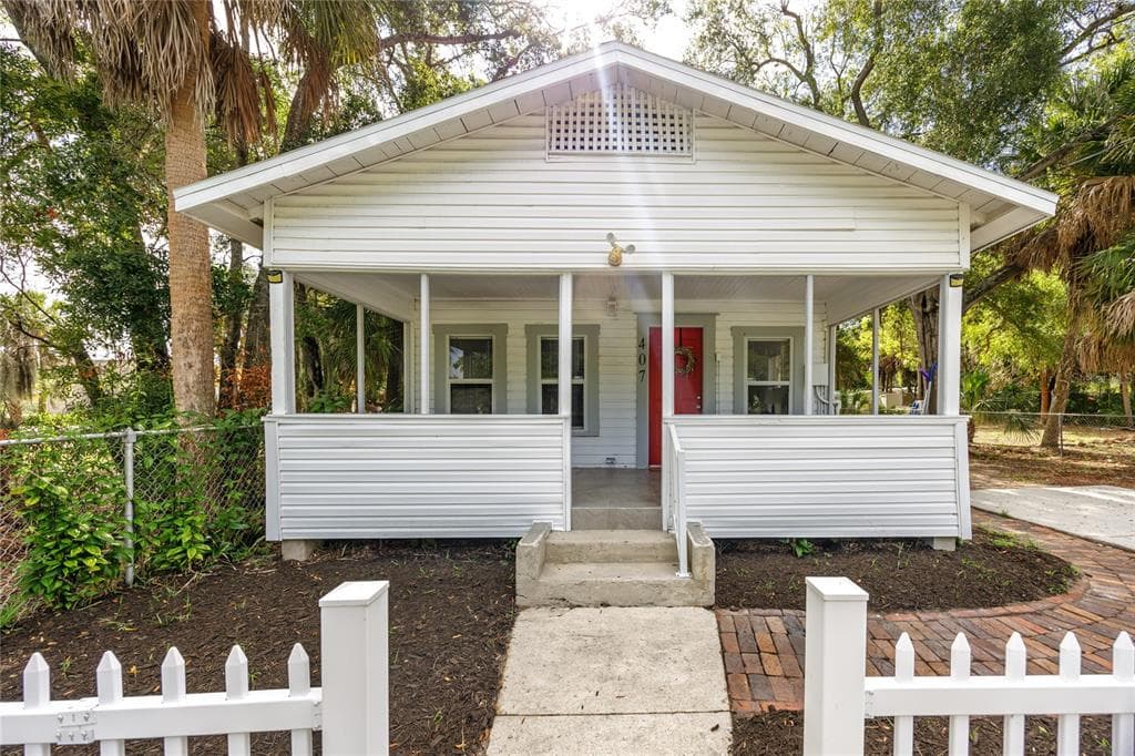 407 LINCOLN AVENUE TARPON SPRINGS, FL 34689